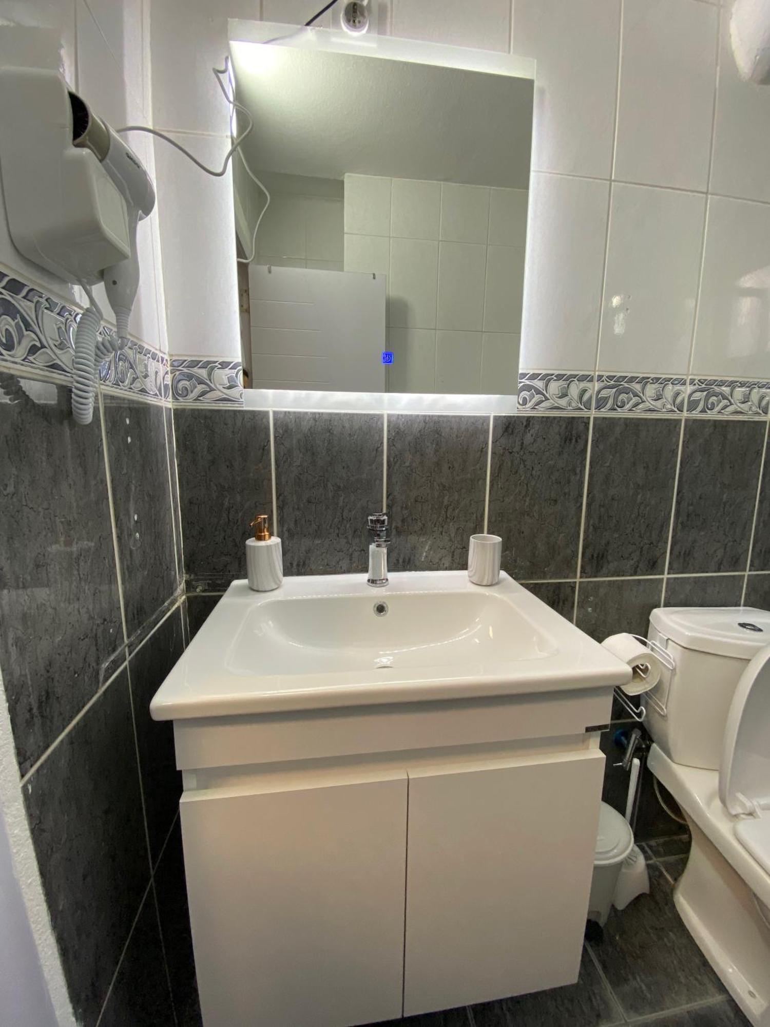 Hotspot Apartments - City Center Priştine Dış mekan fotoğraf